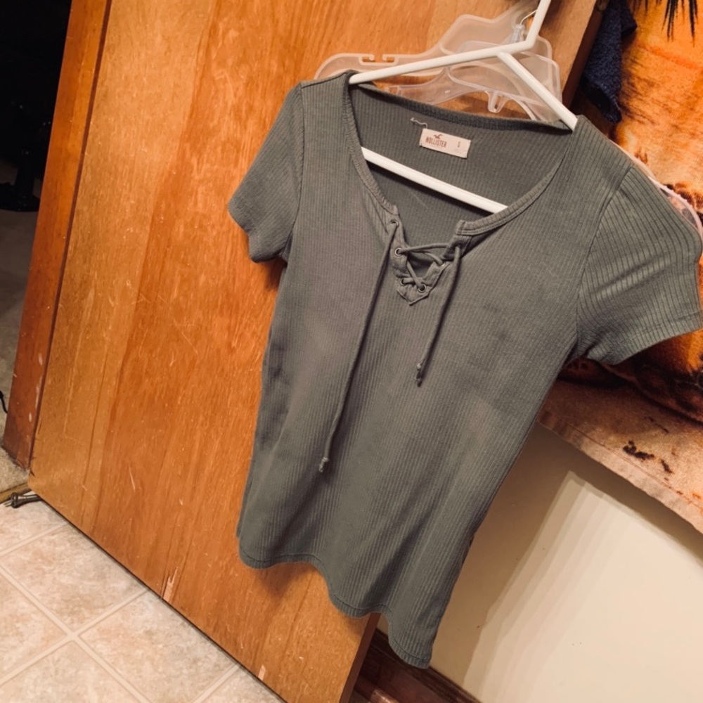 holister green tee
